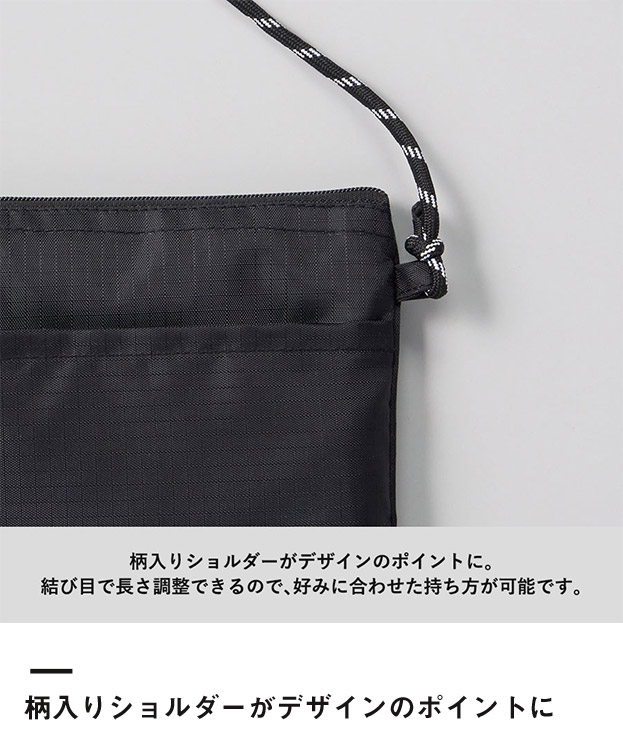 リップストップポケットサコッシュ（SNS-0300895）柄入りショルダーがデザインのポイントに