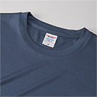 4.4オンス ドライスムース リサイクルポリエステル ロングスリーブ Tシャツ（5709-01）襟元